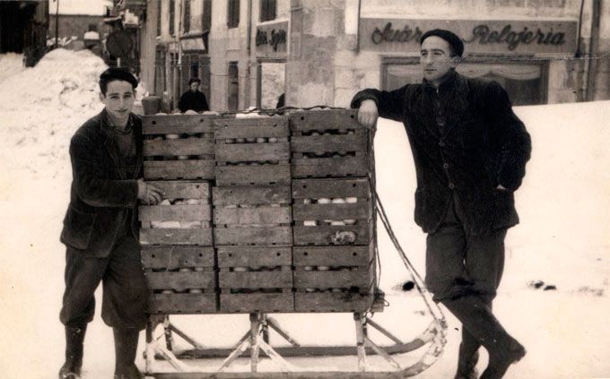Jose Rojo Y Manolo Campos Repartiendo Con Trineo
